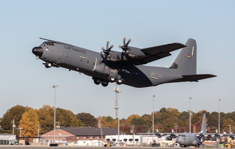 Die erste C130J für die Luftwaffe fliegt Aerobuzz.de