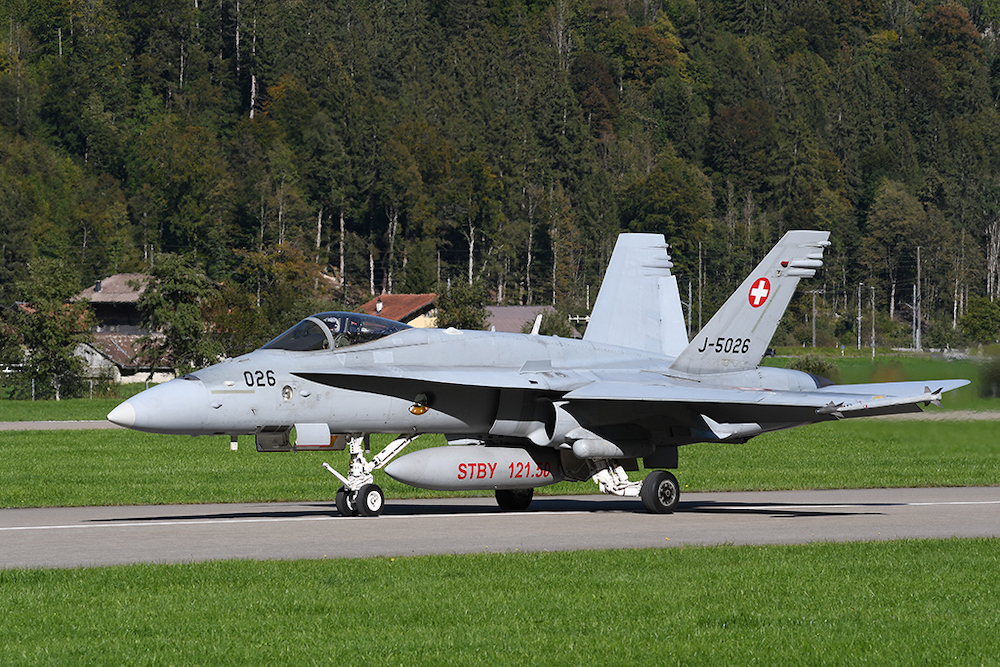 Erste Phase der Modernisierung der Schweizer F/A-18 abgeschlossen ...