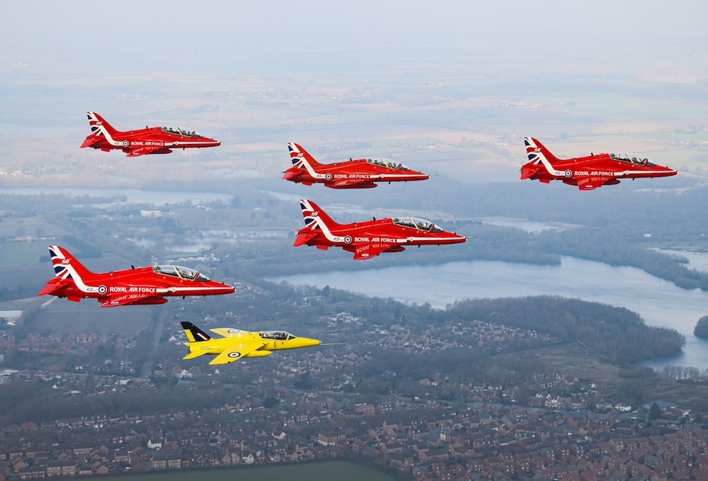 Die Red Arrows flogen mit einer Folland Gnat in Formation - Aerobuzz.de